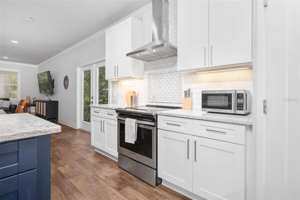 Activo con contrato: $699,900 (5 camas, 4 baños, 2144 Pies cuadrados)