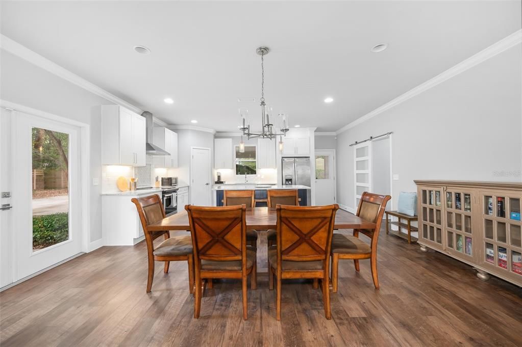 Activo con contrato: $699,900 (5 camas, 4 baños, 2144 Pies cuadrados)