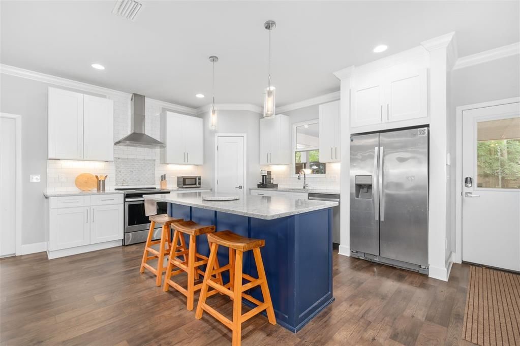 Activo con contrato: $699,900 (5 camas, 4 baños, 2144 Pies cuadrados)