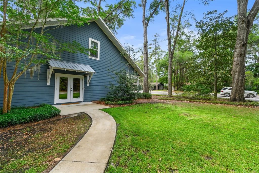 Activo con contrato: $699,900 (5 camas, 4 baños, 2144 Pies cuadrados)