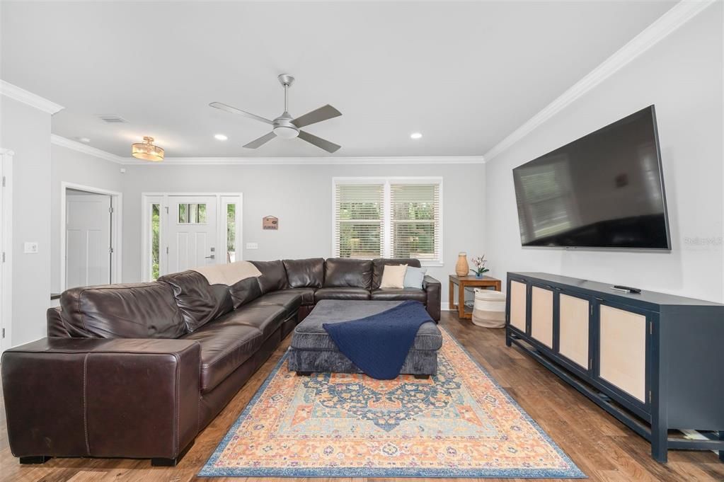 Activo con contrato: $699,900 (5 camas, 4 baños, 2144 Pies cuadrados)