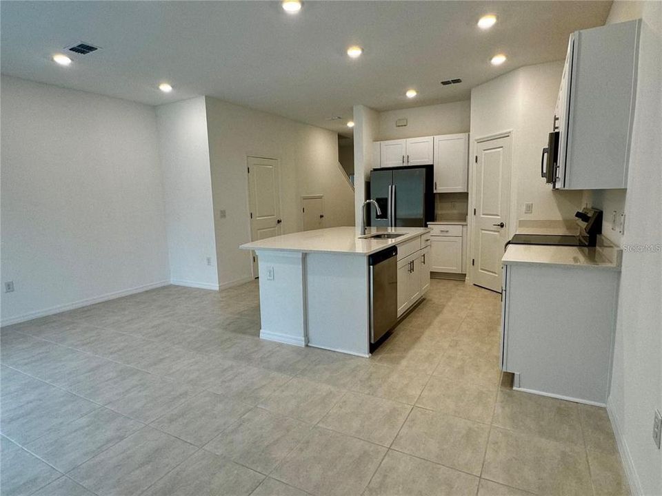 For Rent: $1,900 (3 beds, 2 baths, 1373 Square Feet)