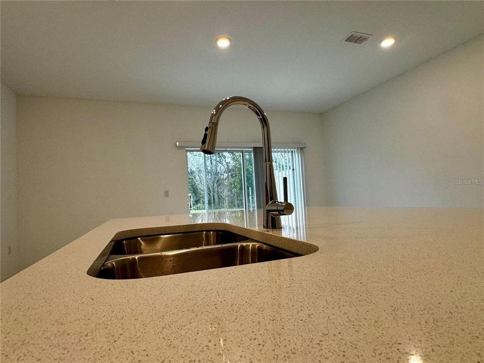 For Rent: $1,900 (3 beds, 2 baths, 1373 Square Feet)