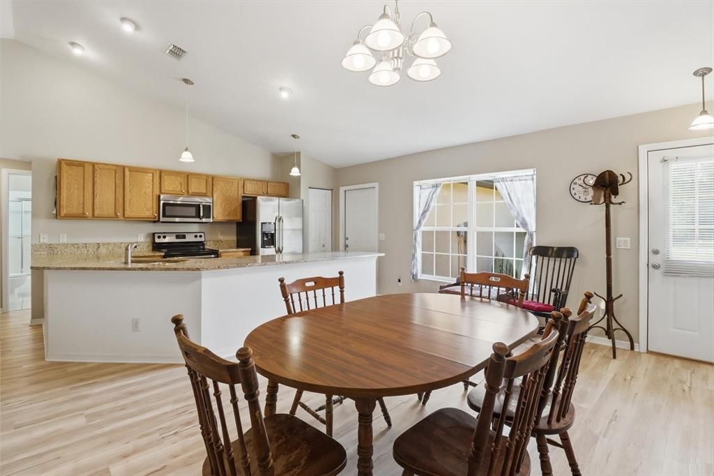 For Sale: $239,900 (3 beds, 2 baths, 1279 Square Feet)