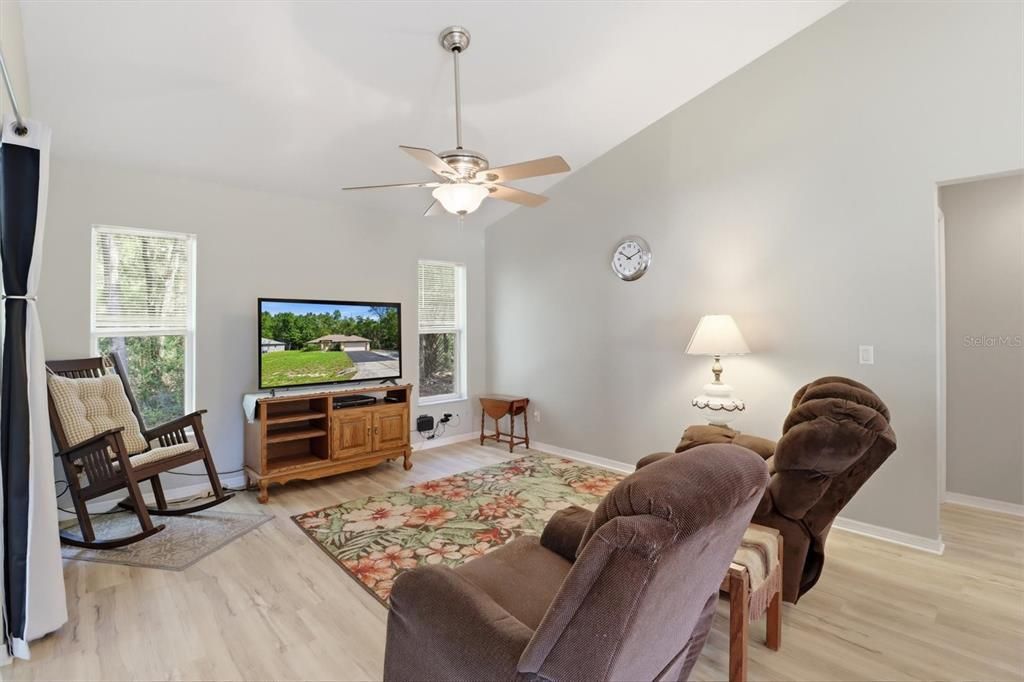 For Sale: $239,900 (3 beds, 2 baths, 1279 Square Feet)