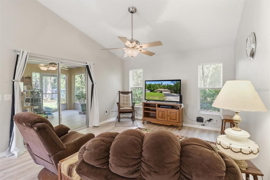 For Sale: $239,900 (3 beds, 2 baths, 1279 Square Feet)