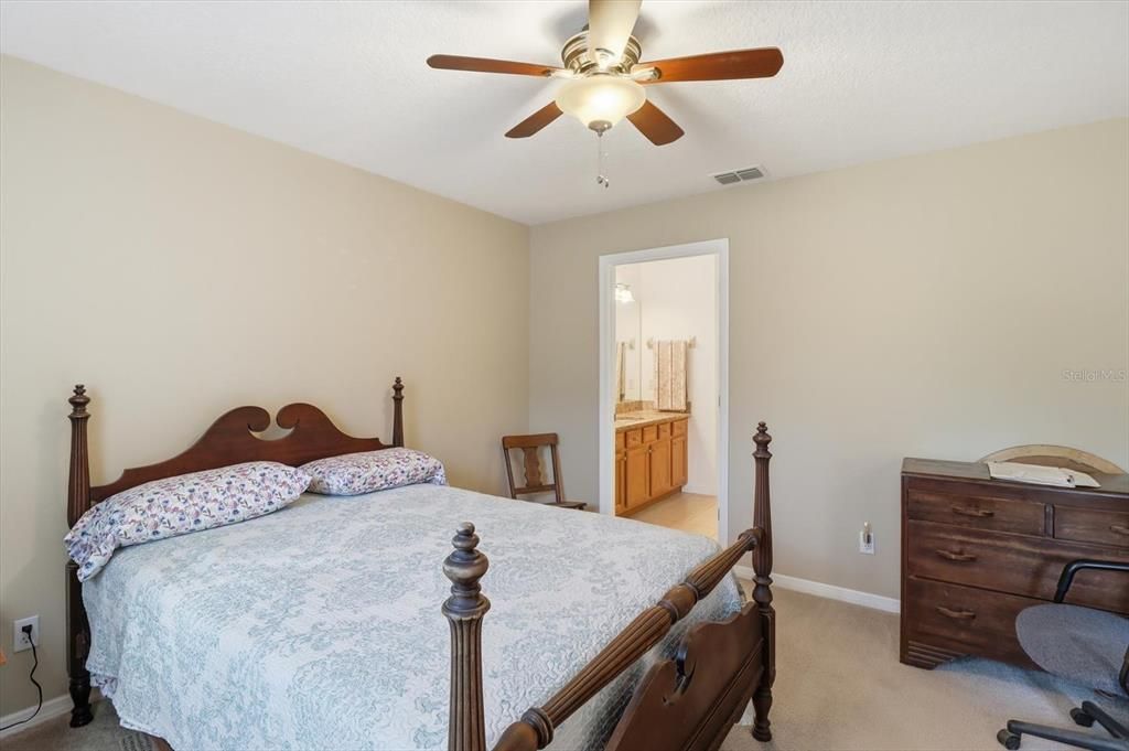 For Sale: $239,900 (3 beds, 2 baths, 1279 Square Feet)