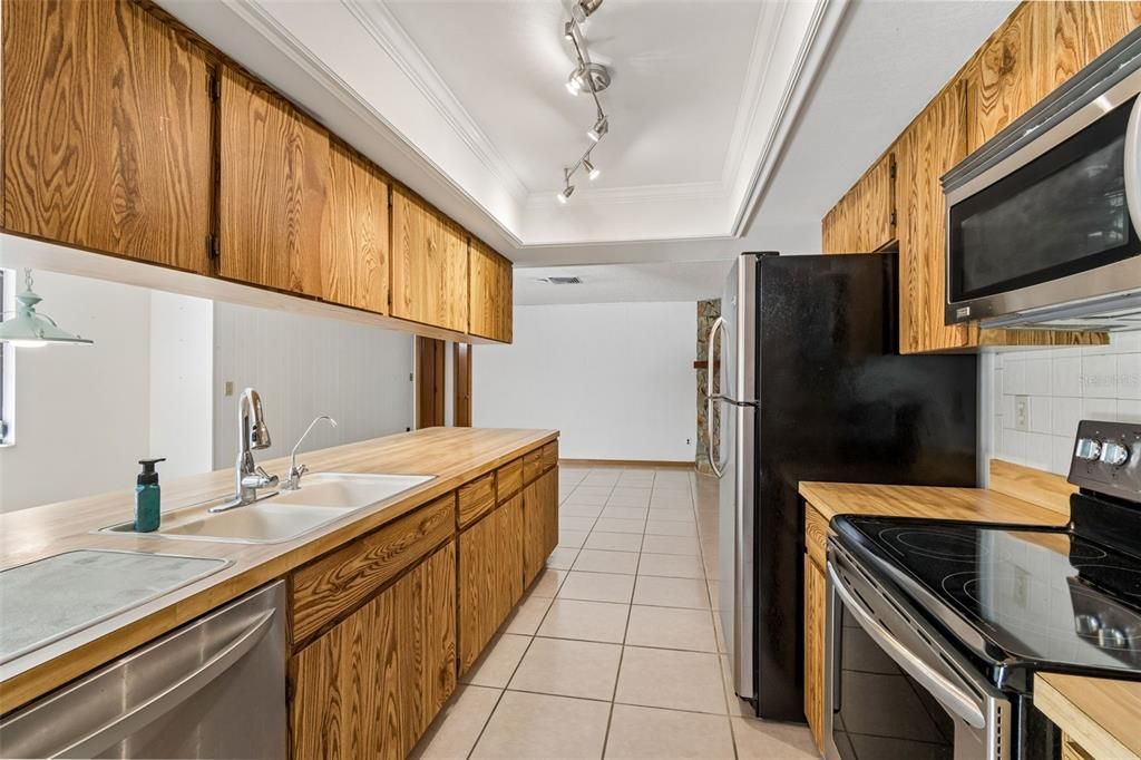 For Sale: $584,916 (3 beds, 2 baths, 1893 Square Feet)
