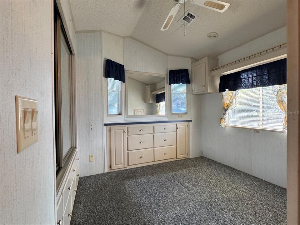 For Sale: $134,900 (2 beds, 1 baths, 726 Square Feet)