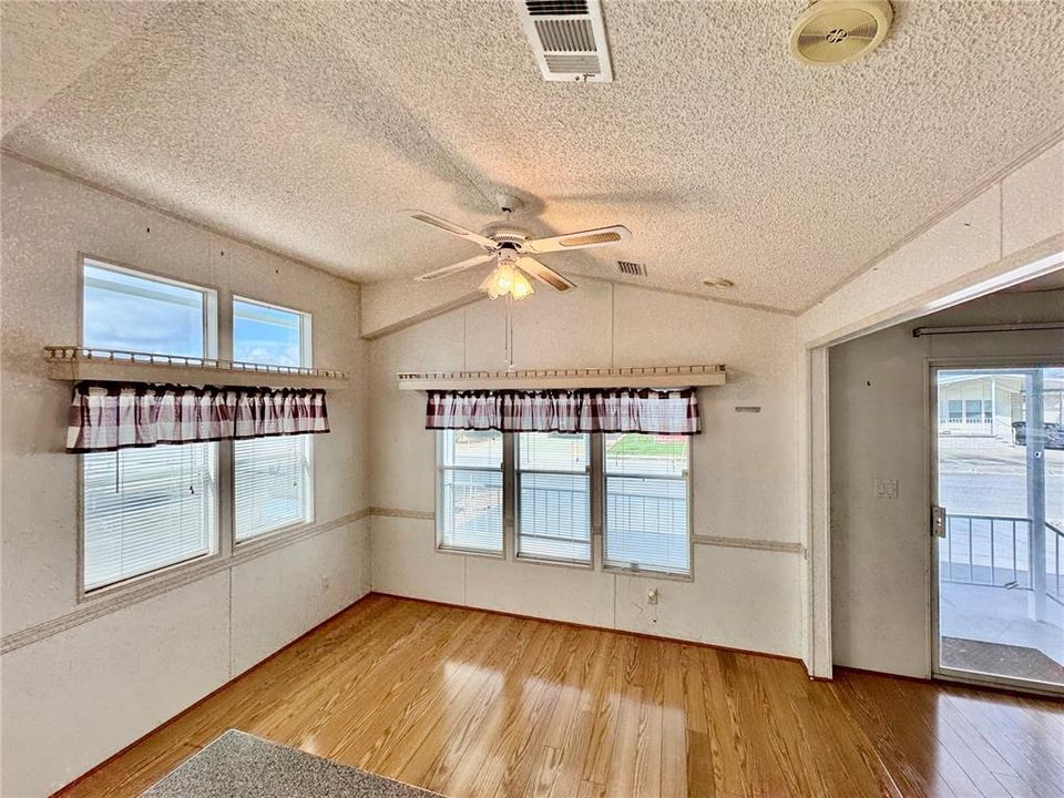 For Sale: $134,900 (2 beds, 1 baths, 726 Square Feet)