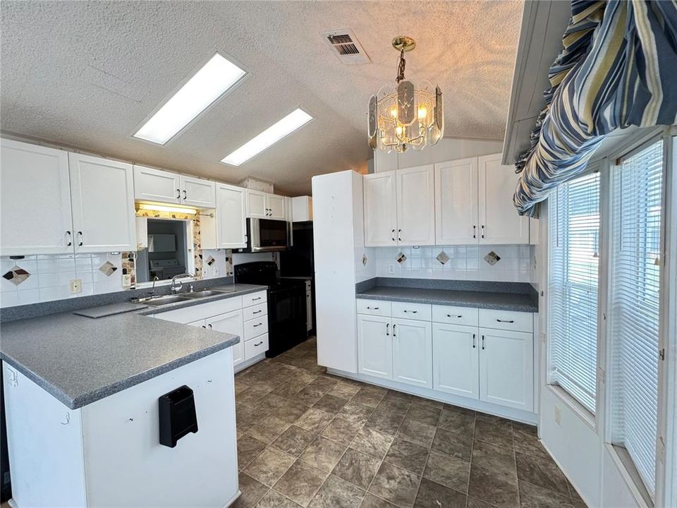 For Sale: $134,900 (2 beds, 1 baths, 726 Square Feet)