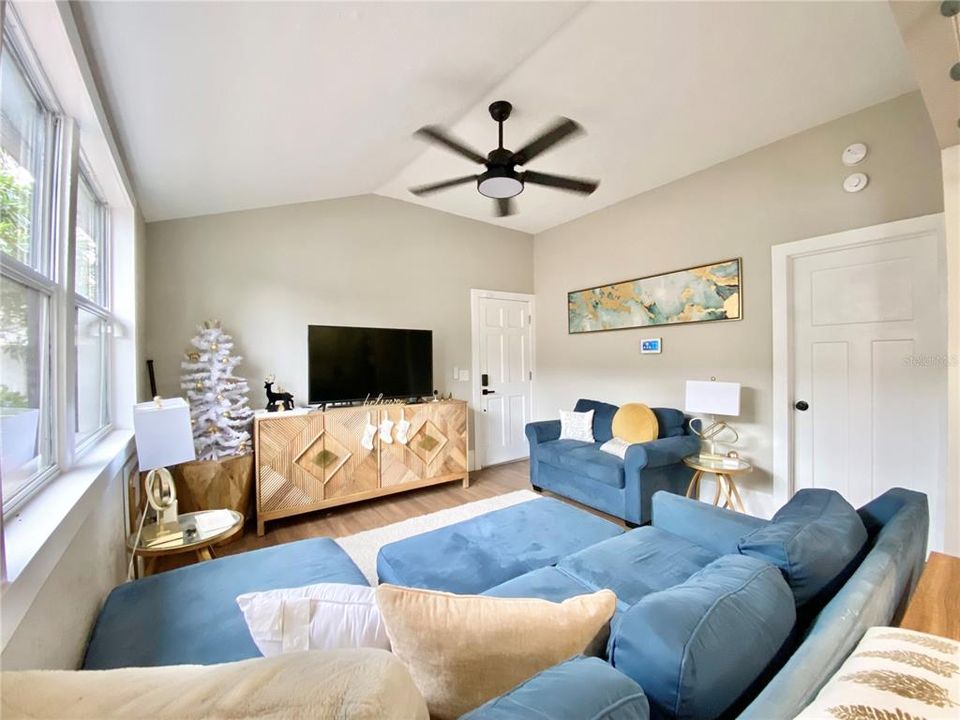 For Rent: $3,000 (4 beds, 2 baths, 1412 Square Feet)