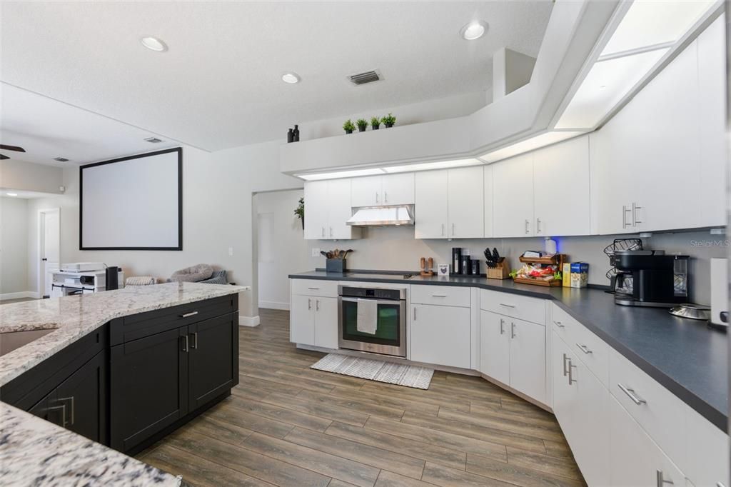 En Venta: $619,900 (3 camas, 2 baños, 2423 Pies cuadrados)