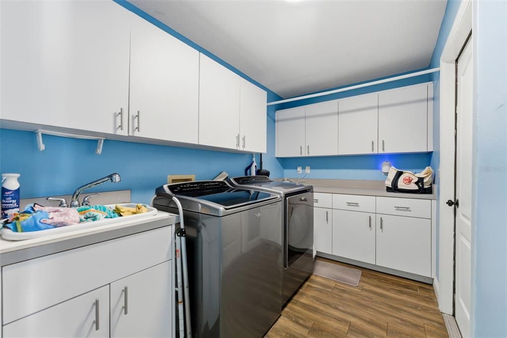 En Venta: $619,900 (3 camas, 2 baños, 2423 Pies cuadrados)