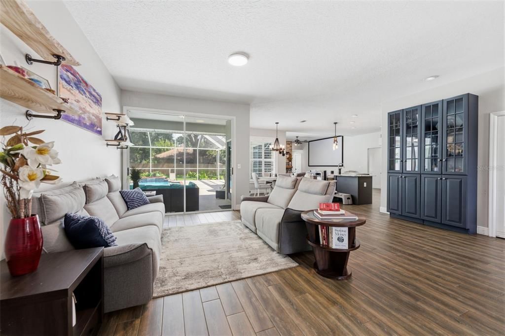 En Venta: $619,900 (3 camas, 2 baños, 2423 Pies cuadrados)