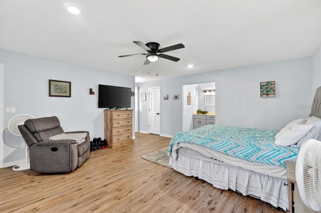For Sale: $450,000 (5 beds, 2 baths, 2248 Square Feet)