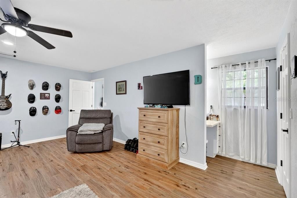 For Sale: $450,000 (5 beds, 2 baths, 2248 Square Feet)