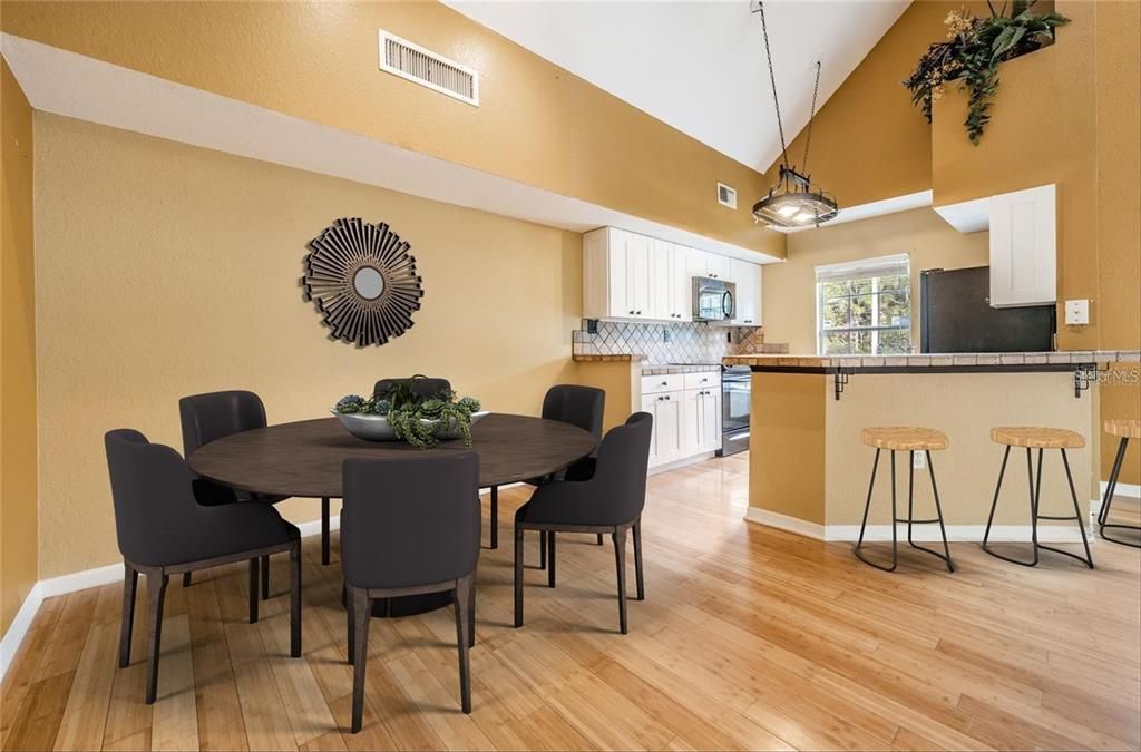 В аренду: $1,900 (2 спален, 2 ванн, 1373 Квадратных фут)