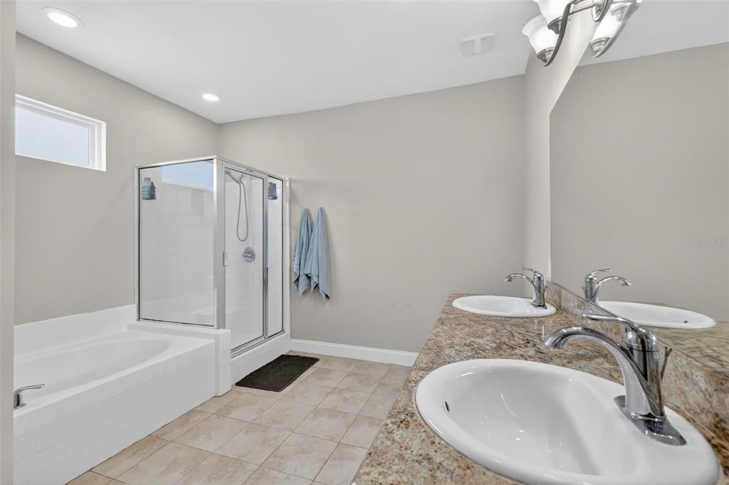 For Sale: $299,500 (3 beds, 2 baths, 1641 Square Feet)
