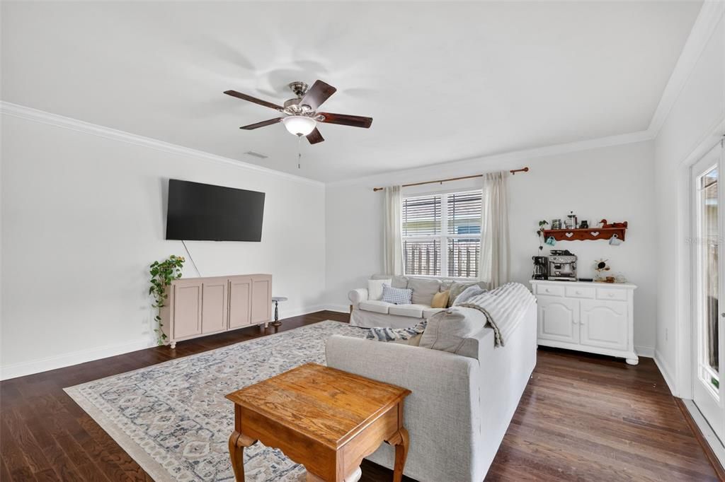For Sale: $299,500 (3 beds, 2 baths, 1641 Square Feet)