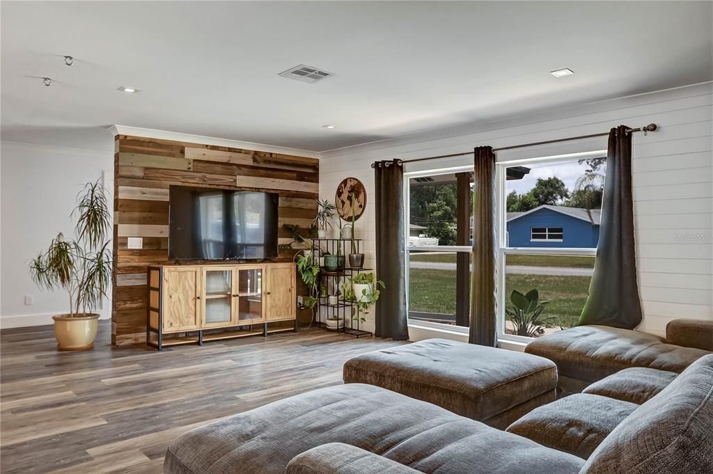 For Sale: $589,000 (5 beds, 3 baths, 2361 Square Feet)