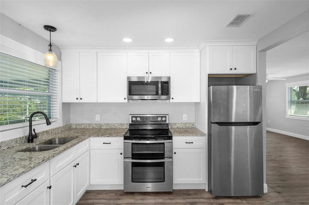 For Rent: $1,550 (2 beds, 1 baths, 816 Square Feet)