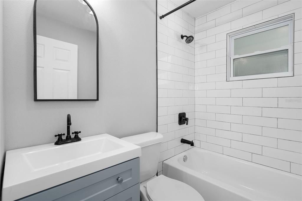 For Rent: $1,550 (2 beds, 1 baths, 816 Square Feet)