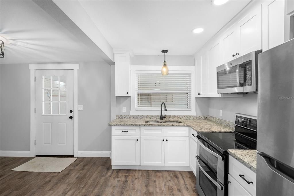 For Rent: $1,550 (2 beds, 1 baths, 816 Square Feet)