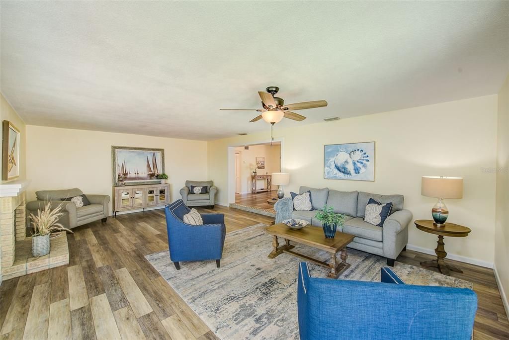 For Sale: $399,000 (2 beds, 1 baths, 1421 Square Feet)