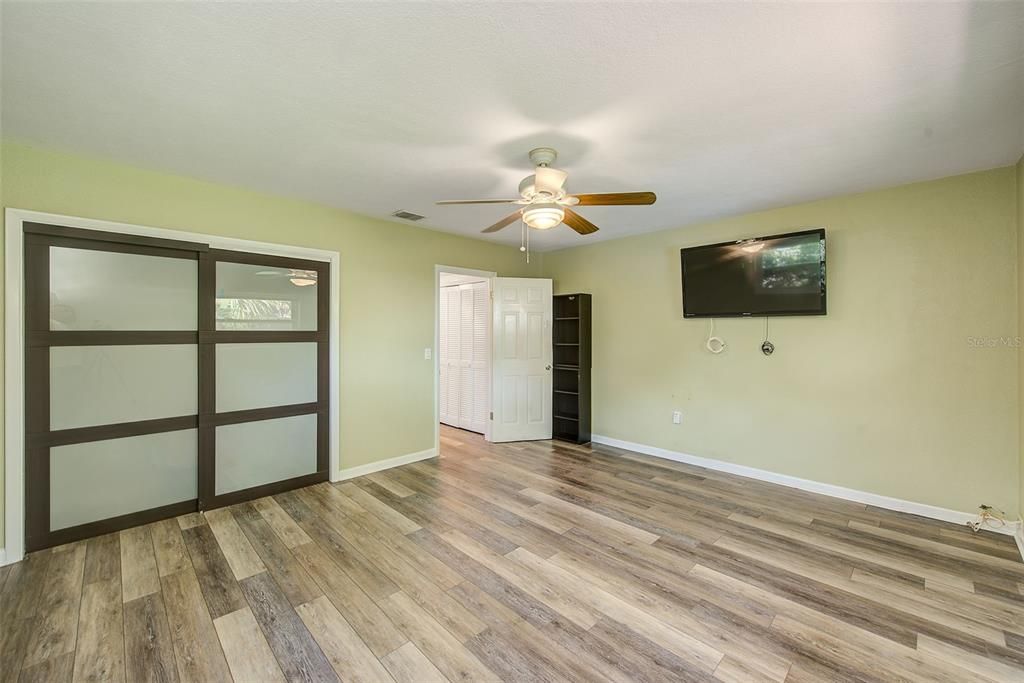For Sale: $399,000 (2 beds, 1 baths, 1421 Square Feet)