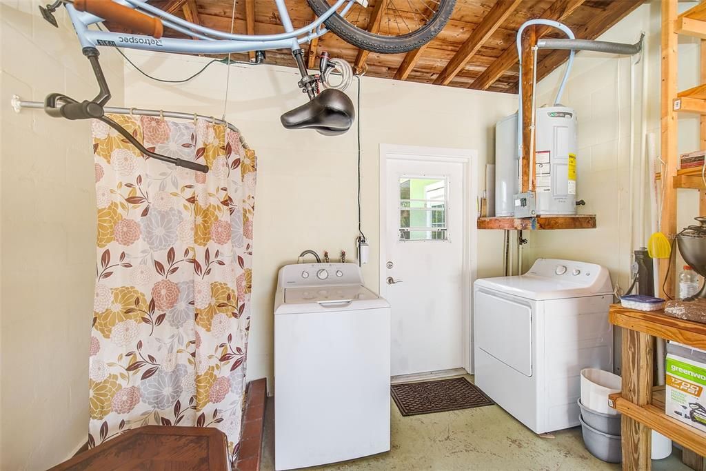 For Sale: $399,000 (2 beds, 1 baths, 1421 Square Feet)