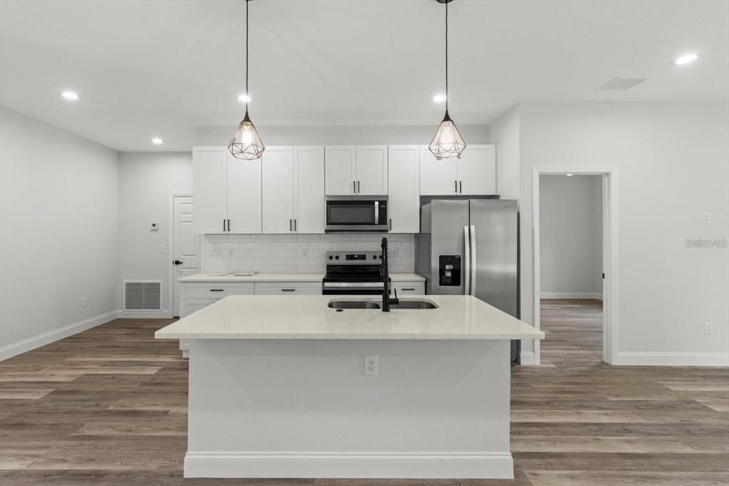 Active With Contract: $1,800 (3 beds, 2 baths, 1411 Square Feet)