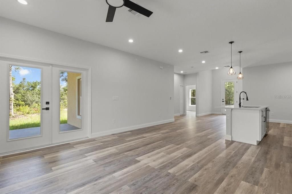 Active With Contract: $1,800 (3 beds, 2 baths, 1411 Square Feet)