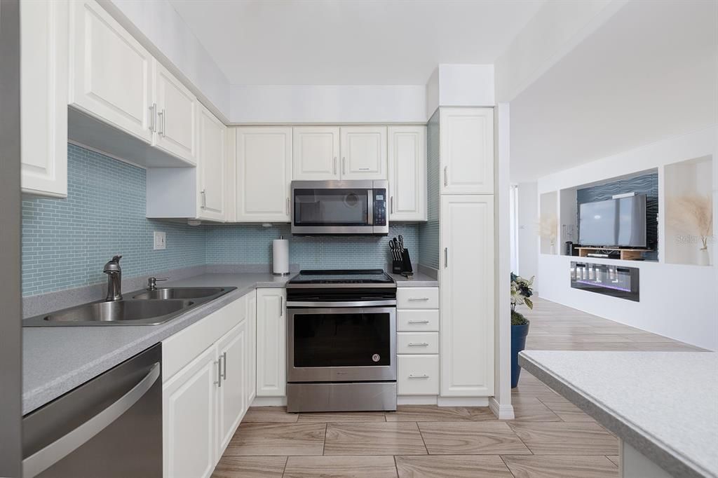 For Sale: $250,000 (2 beds, 2 baths, 1058 Square Feet)