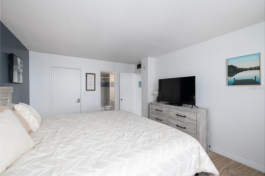 For Sale: $250,000 (2 beds, 2 baths, 1058 Square Feet)