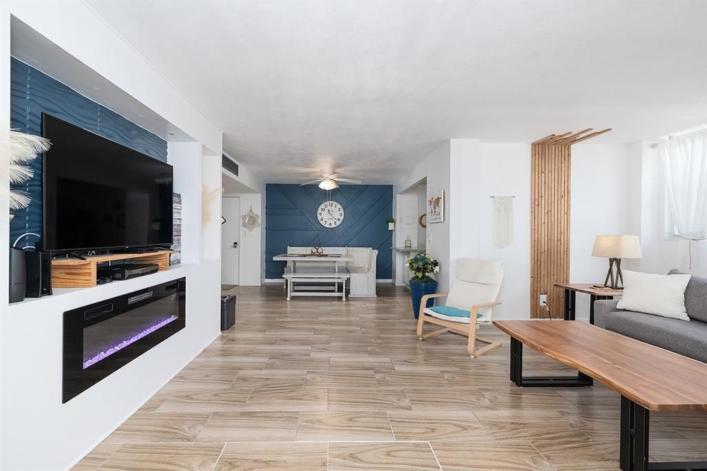 For Sale: $250,000 (2 beds, 2 baths, 1058 Square Feet)