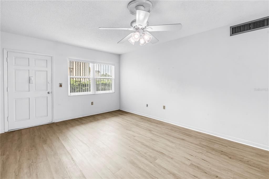 For Sale: $125,000 (2 beds, 2 baths, 1030 Square Feet)