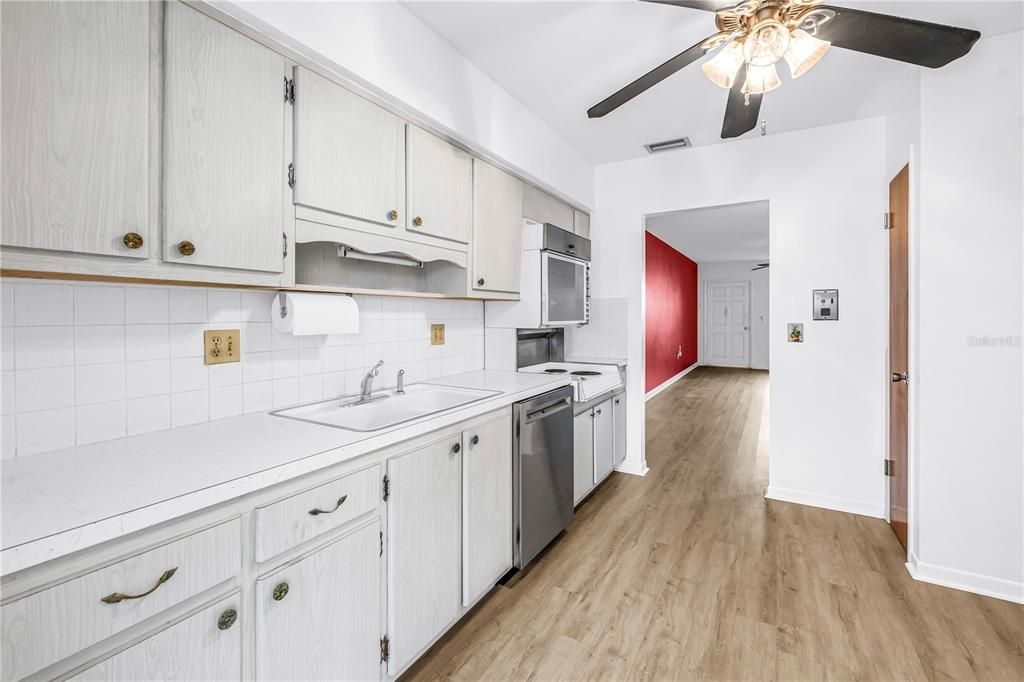 For Sale: $125,000 (2 beds, 2 baths, 1030 Square Feet)