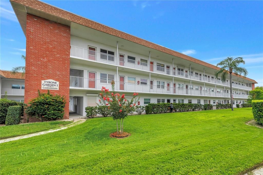 For Sale: $125,000 (2 beds, 2 baths, 1030 Square Feet)