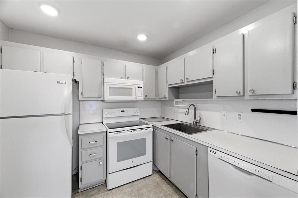 For Sale: $110,000 (1 beds, 1 baths, 800 Square Feet)
