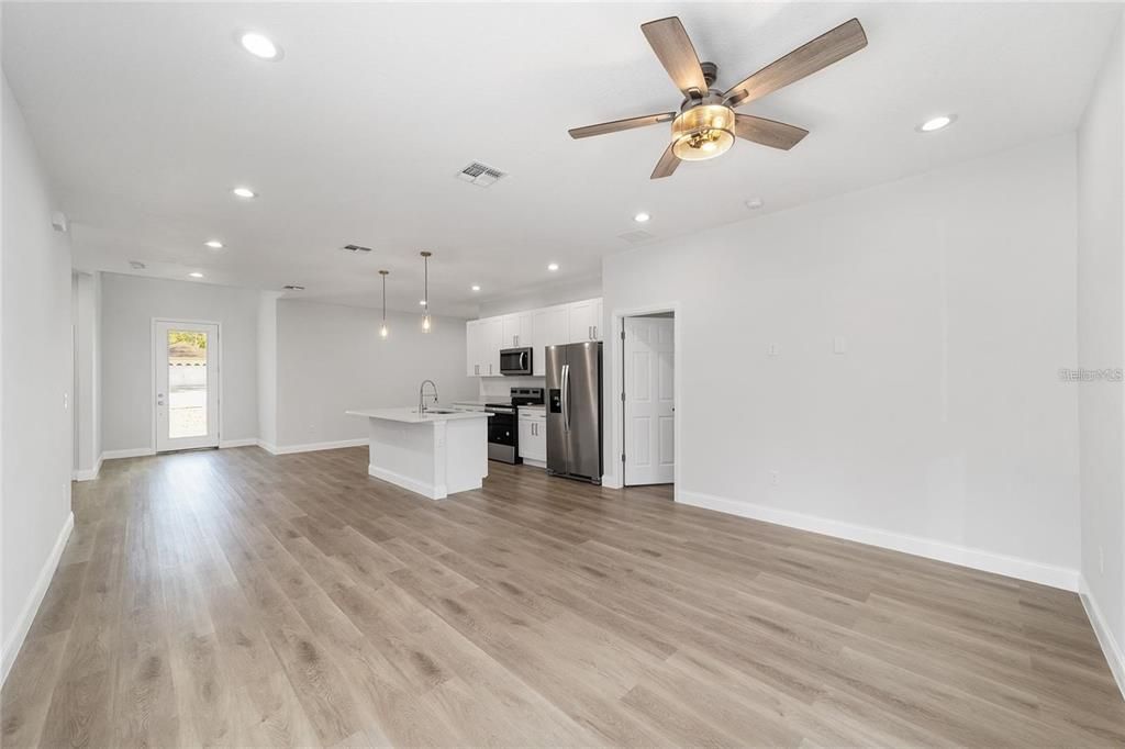 Active With Contract: $1,750 (3 beds, 2 baths, 1411 Square Feet)