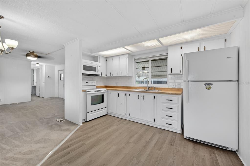 For Sale: $149,900 (2 beds, 2 baths, 840 Square Feet)