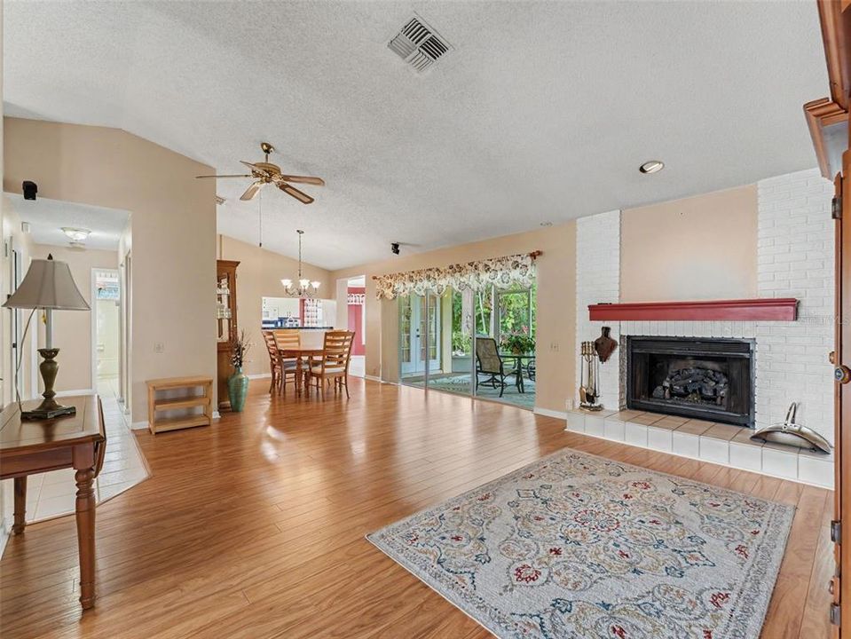 For Sale: $347,900 (3 beds, 2 baths, 1662 Square Feet)