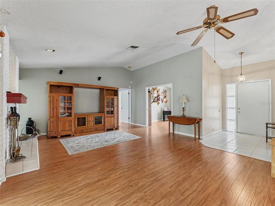For Sale: $347,900 (3 beds, 2 baths, 1662 Square Feet)