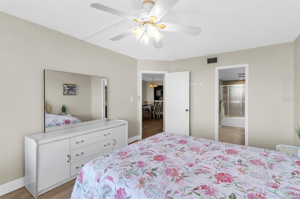 For Rent: $1,800 (2 beds, 2 baths, 1098 Square Feet)