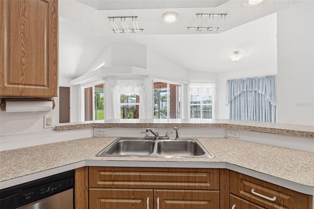 For Sale: $250,000 (3 beds, 2 baths, 1620 Square Feet)