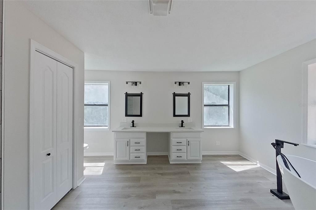 For Sale: $750,000 (5 beds, 3 baths, 5617 Square Feet)