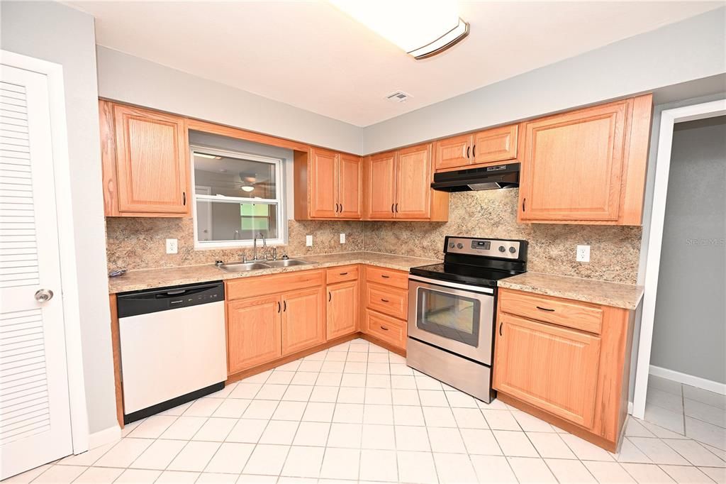 For Rent: $1,960 (3 beds, 3 baths, 1601 Square Feet)