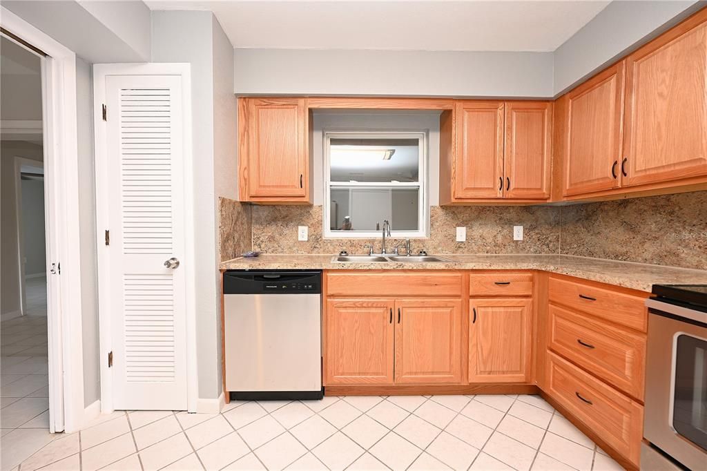 For Rent: $1,960 (3 beds, 3 baths, 1601 Square Feet)