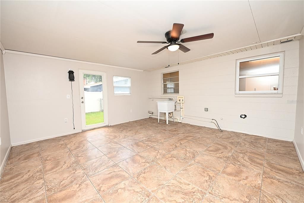 For Rent: $1,960 (3 beds, 3 baths, 1601 Square Feet)